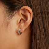 Barevné náušnice ve tvaru kruhu se stříbrným povrchem