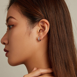 Barevné náušnice ve tvaru kruhu se stříbrným povrchem