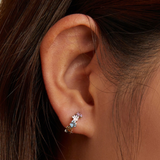 Barevné náušnice ve tvaru kruhu se stříbrným povrchem