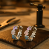 Barevné náušnice ve tvaru kruhu se stříbrným povrchem